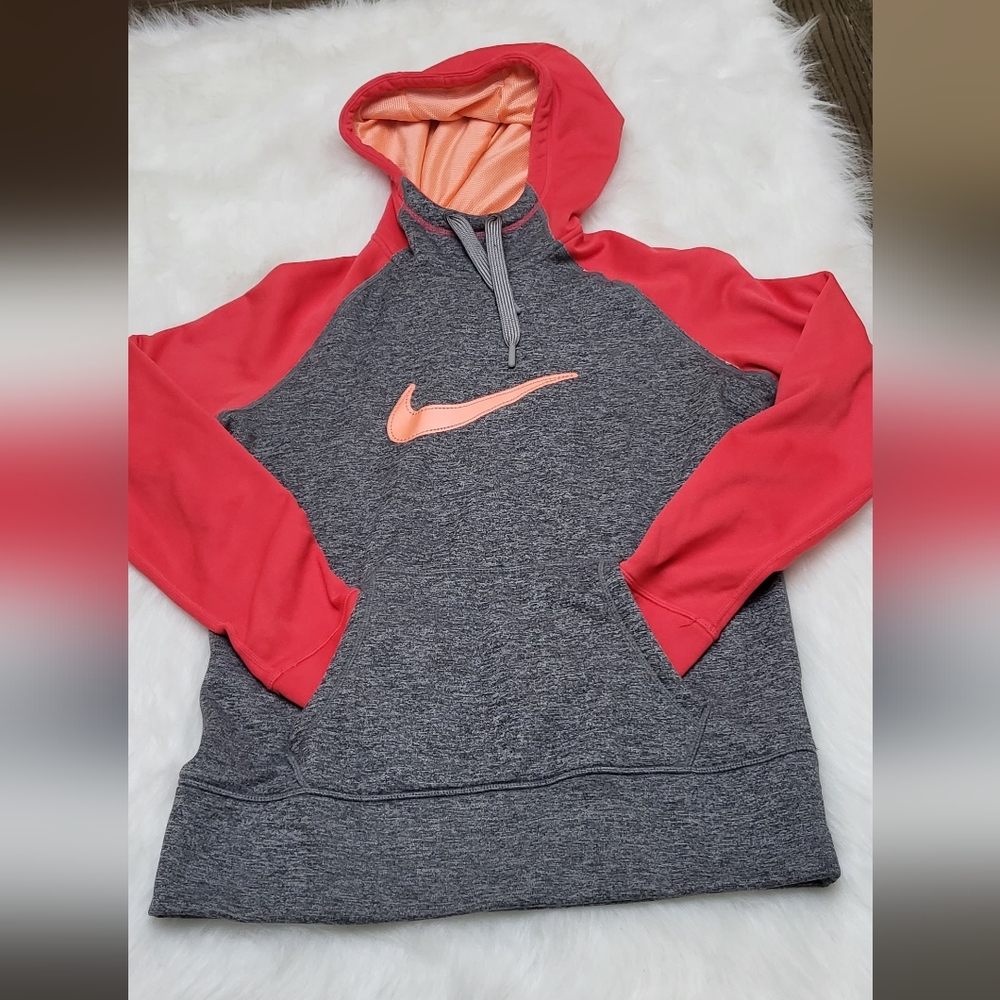 NIKE therma fit women’s sweatshirt size Medium